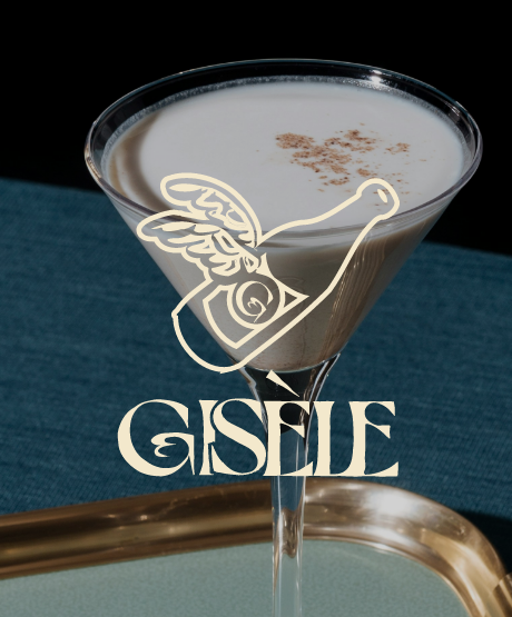 Cocktail crémeux servi dans un verre martini, avec logo et nom de Gisèle Buvette, sur fond de décor chic de restaurant