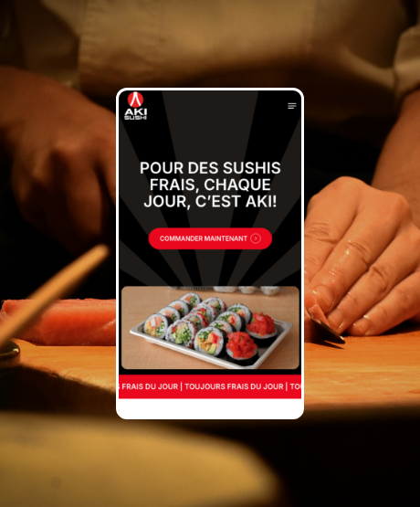 Montage illustrant la version mobile du site Web d’Aki Sushi, affichée sur fond d’un chef en train de couper du poisson frais